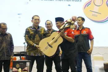 Kemenbud serahkan bantuan alat musik bagi musisi jalanan