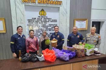 Pembunuhan Loksado, keluarga korban serahkan buah khas lokal Pegunungan Meratus ke Kapolres HSS
