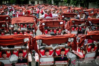 Penyaluran becak listrik bantuan Presiden Prabowo di Solo