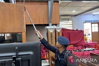 Tim Gegana Polda DIY sterilisasi gereja di Kulon Progo pastikan perayaan Natal aman
