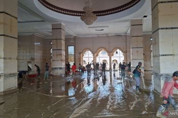 TNI AD bersihkan masjid yang kotor akibat diterjang banjir di Aceh