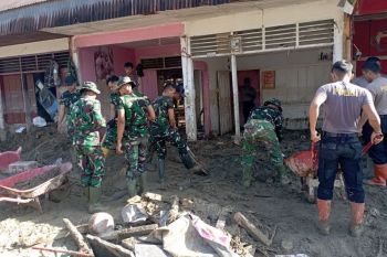 Indonesian military leads flood cleanup in South Tapanuli, Sumatra