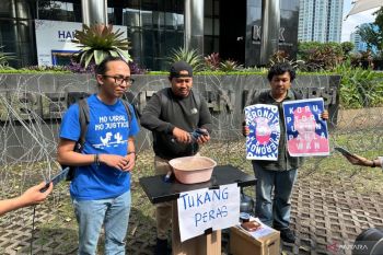 ICW dan Kontras melaporkan 43 personel polisi ke KPK terkait dugaan pemerasan