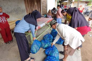 GAPKI salurkan bantuan senilai Rp150 juta bagi korban banjir di Agam-Padang