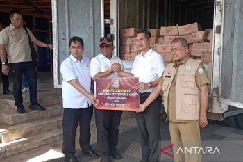 Kejati Aceh salurkan 40 ribu pakaian baru untuk korban banjir