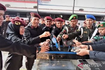 Lapas Ngawi musnahkan 56 HP hasil razia barang terlarang