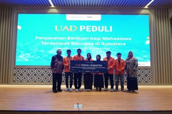 UAD serahkan bantuan bagi mahasiswa terdampak bencana alam Sumatera