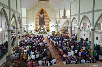 Perayaan Misa Malam Natal di Kota Kupang berjalan khidmat