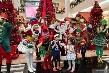 Parade fantasi sambut Natal hibur pengunjung Plaza Indonesia Jakarta