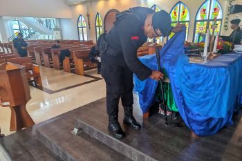 Brimob Polda Maluku sterilisasi gereja pastikan keamanan saat Natal