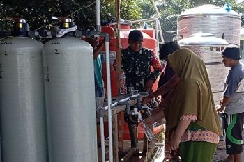 TNI menyiapkan pengolah air di desa Tapanuli Selatan untuk warga
