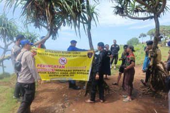 Satpolairud pasang rambu bahaya cegah kecelakaan laut wisatawan di Garut