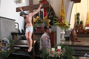 Sterilisasi gereja jelang misa Natal di Malang