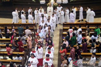 Humaniora kemarin, serba-serbi perayaan malam Natal 2025