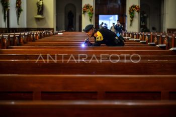 Foto: Sterilisasi katedral jelang Natal