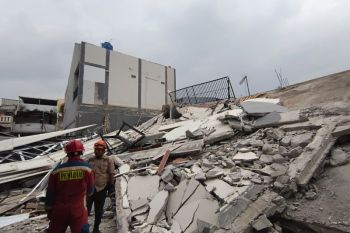 Bangunan parkir runtuh di Koja Jakut, empat mobil dan satu sepeda motor tertimpa