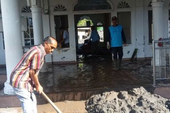 Warga Aceh kembali bersihkan rumah usai dilanda banjir susulan