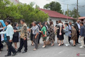 PGI-KWI: Keluarga tempat suami-istri mengambil peran setara