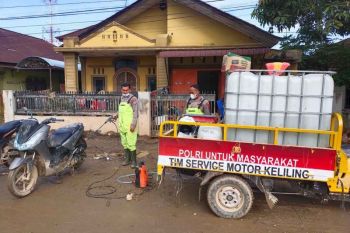 Polres Aceh Tamiang layani cuci sepeda motor warga terdampak bencana