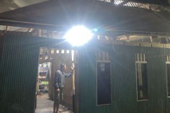 Pemprov Sulsel salurkan bantuan pasang listrik baru bagi warga daerah terpencil