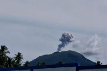 Gunung Ibu semburkan abu setinggi 600 meter