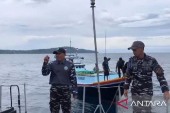 Kodaeral Ambon evakuasi kapal nelayan rusak mesin di perairan Maluku