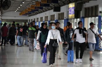 Penumpang bus di Terminal Purabaya jelang tahun baru