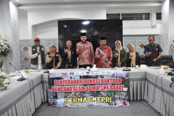 Wali Kota Padang terima bantuan Germas Kepri dan Panitia Natal Oikumene untuk korban banjir dan longsor