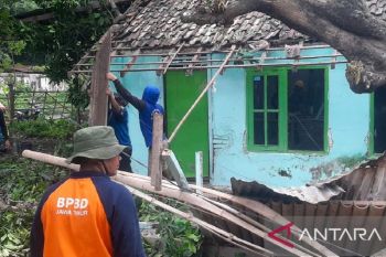 Rumah warga di Situbondo porak-poranda diterjang angin puting beliung