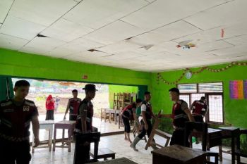 Polri berikan layanan pengobatan gratis dan bersihkan sekolah di Palembayan Agam