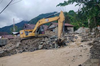 Empat alat berat bersihkan material menimbun jalan di Lubuk Basung