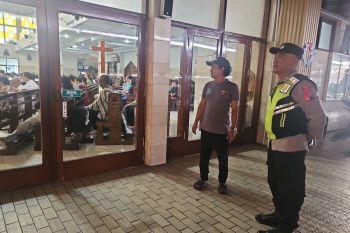 Polresta Banyumas melakukan pengamanan gereja selama Operasi Lilin 2025