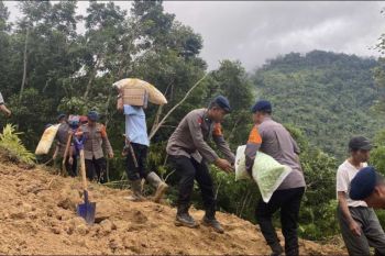 Satbrimob Polda Banten evakuasi warga terdampak longsor di Cibeber Lebak