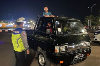 Ditlantas Polda Malut tertibkan angkutan barang angkut penumpang lewat edukasi dan penindakan