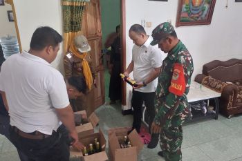 Polisi sita barang bukti miras dan petasan di Pamarayan Serang