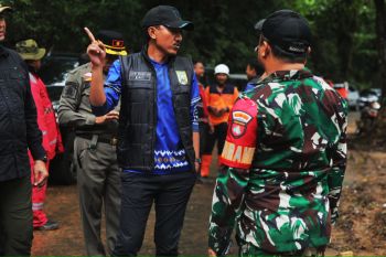 Bupati Banjar pantau longsor dan jembatan putus di Aranio