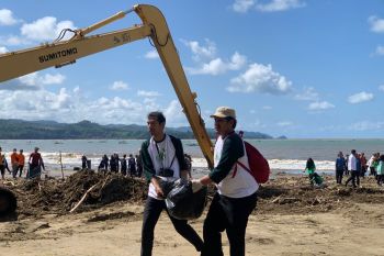 Sampah wisata Pantai Tulungagung butuh penanganan