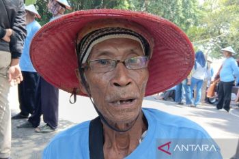 Becak listrik ringankan Cipto setelah empat dekade mengayuh becak