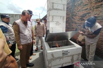 Mahasiswa Universitas Muria Kudus ciptakan insinerator sederhana solusi atasi sampah