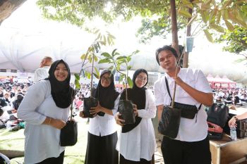 Rasa syukur usai terima SK, ribuan PPPK Paruh Waktu sumbang bibit pohon untuk reboisasi