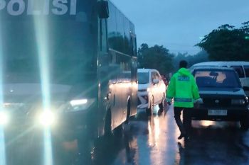 Jalan nasional Padang-Pasaman Barat direndam banjir, ratusan kendaraan terjebak macet