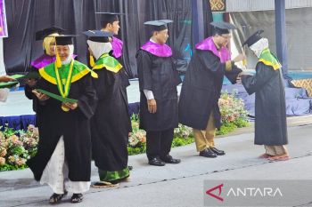 95 warga Natuna lulus sekolah lansia program dari Kemendukbangga