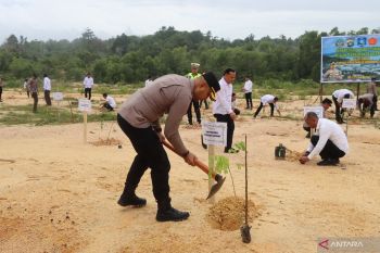 Polres Bangka Barat tanam 500 bibit tanaman keras di lahan bekas tambang