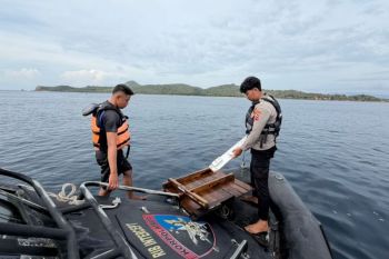Tim SAR temukan serpihan badan kapal tenggelam di Labuan Bajo