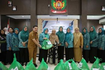 PKK Makassar salurkan bantuan pangan di enam kecamatan