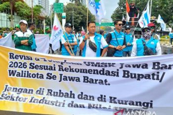 Buruh gelar aksi hari kedua, tuntut UMSK 19 daerah Jabar dikembalikan