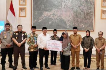Kemensos dan BNPB serahkan bantuan untuk korban banjir bandang dan longsor di Padang Panjang