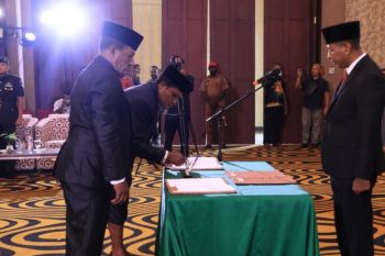 Gubernur Safanpo lantik dua anggota Majelis Rakyat Papua Selatan