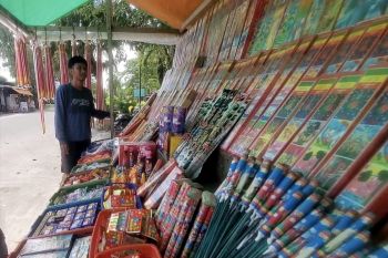 Penjualan kembang api di Sampit merosot jelang Tahun Baru 2026