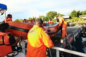 Gubernur minta TNI-Polri terus cari korban kapal cepat di Yapen